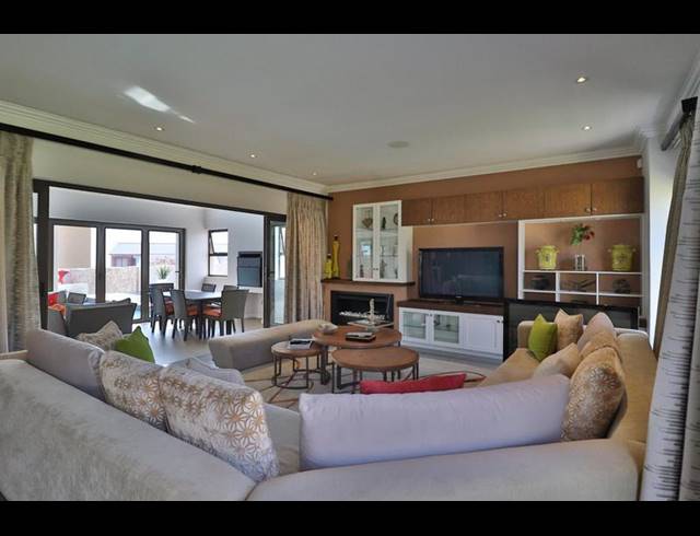 4 BEDROOM PROPERTY TO RENT IN COPPERLEAF ESTATE